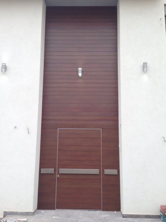 מגוון עיצובים של דלתות כניסה מעץ